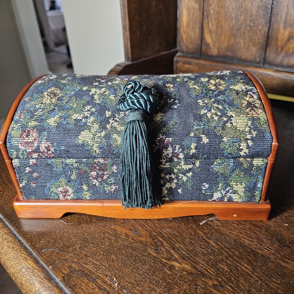 Beautiful Vintage Cross Stitch Floral Wood Tassel Jewlery Box. - Picture 4 of 14